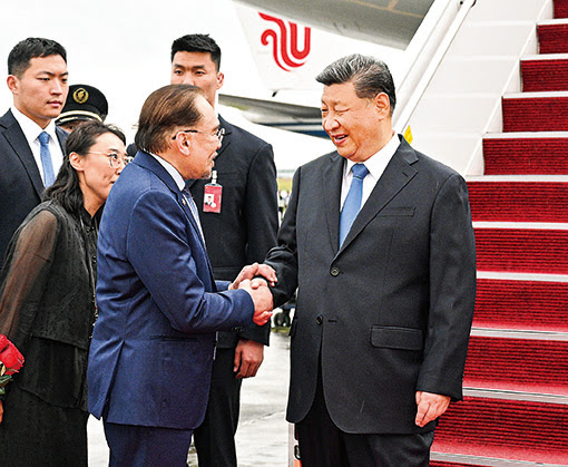<b><font color='#e01616'>共筑美好未来,中国与世界同行</font></b>