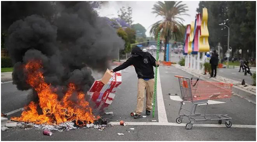 <b><font color='#ad033f'>特朗普又双叒叕把美国搞“入侵”了？</font></b>